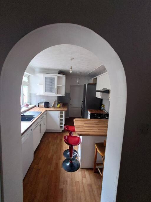 Edwardian 4 Bedrooms With 4 Bathrooms Townhouse, Next To Underground, Accommodates 10 People Londres Exterior foto